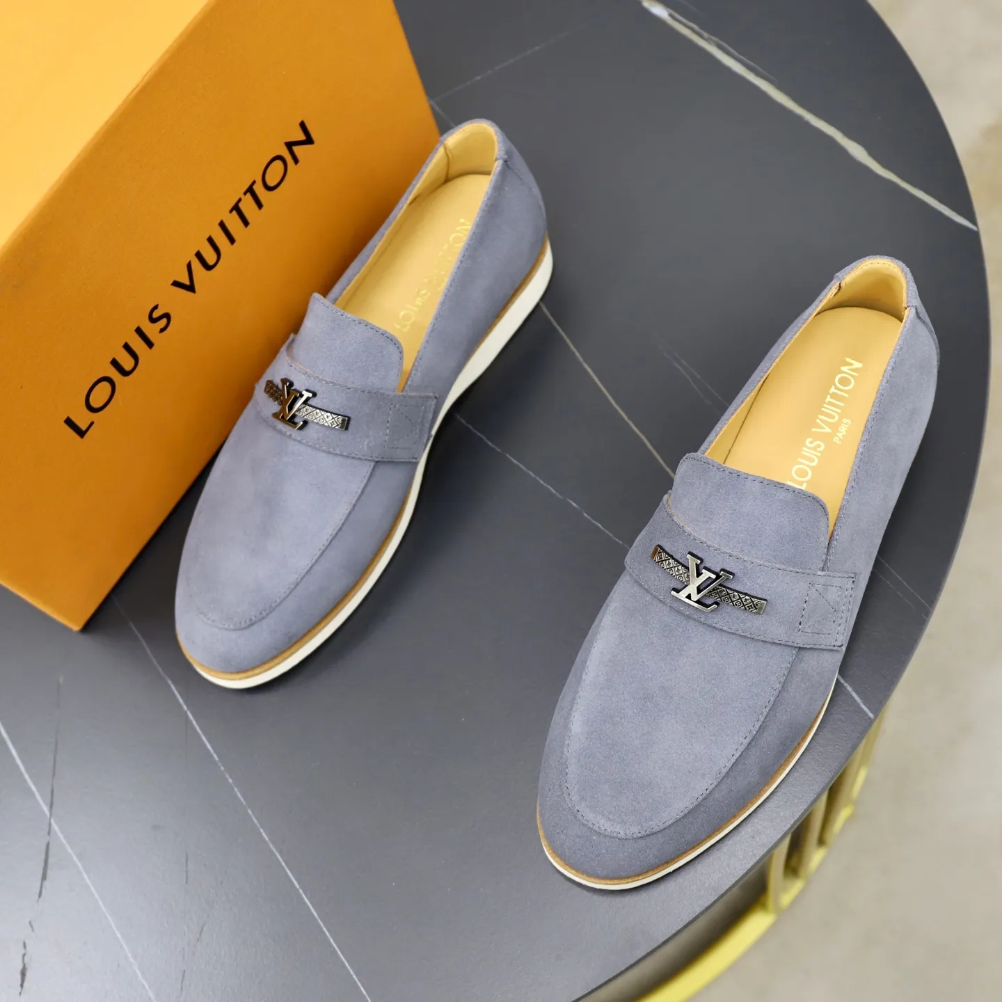 Ex-factory price: 442💰🙅‍♂️🙅‍♂️🙅‍♂️ Brand: LV Louis Vuitton Standard code: 38-44 (45 customized) Grade: Same as the official website Material: Original cow suede material stitching Comfortable and breathable cowhide lining Lightweight wear-resistant foam outsole Style category: Men's fashionable casual shoes Running sports shoes Distinguished luxury brand elements Top luxury color: actual picture color